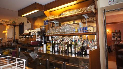 un bar lleno de muchas botellas de alcohol en Auberge De Raulhac, en Raulhac