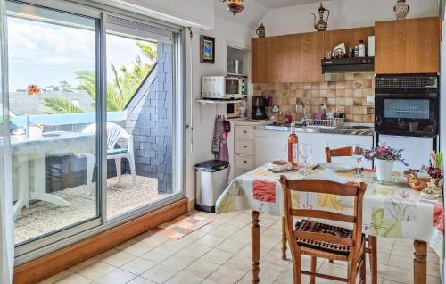 une cuisine avec une table et une vue sur l'océan dans l'établissement Gorgeous Apartment In Clohars Carnoet, au Pouldu