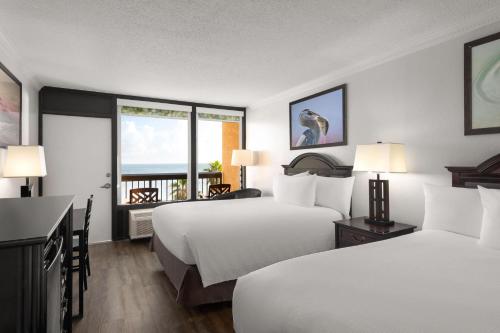 Кровать или кровати в номере Wyndham Garden Fort Walton Beach Destin