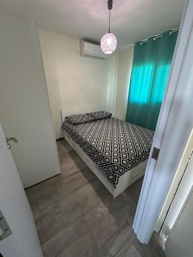 una piccola camera da letto con un letto in una stanza di Морски Бриз a Lozenets