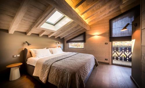 une chambre avec un lit et une lucarne dans l'établissement Résidence Hibou Blanc - Superbe chalet à l'atmosphère scandinave et à la situation idèale ! MAE-3881, à Montriond