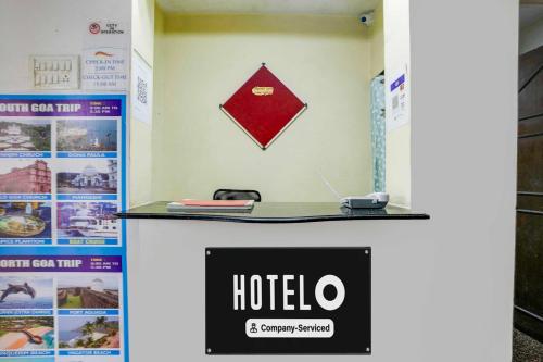 un panneau d'hôtel sur un comptoir dans une chambre dans l'établissement Hotel O Calangute, à Goa