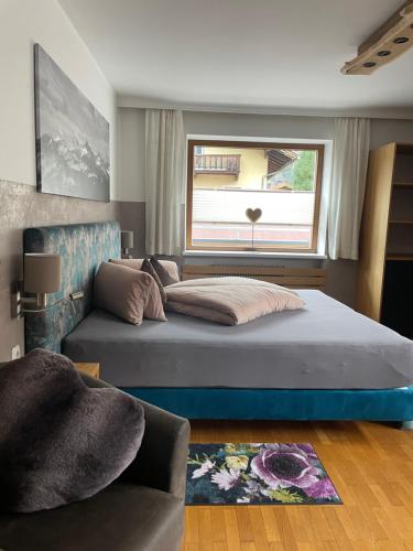 Postel nebo postele na pokoji v ubytování Appartements Rieser - im Herzen von Mayrhofen - sonniger Balkon - 3 Schlafzimmer