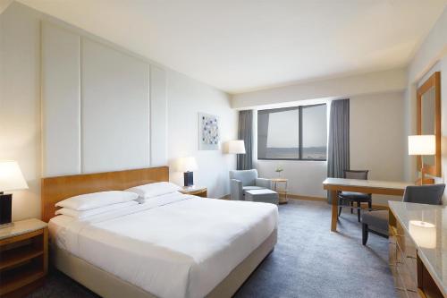Postel nebo postele na pokoji v ubytování Grand Hyatt Incheon