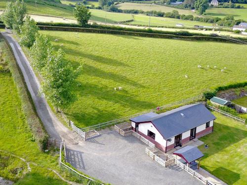 una vista aérea de un granero en un campo en River Cottage, en Llangunllo