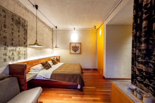a bedroom with a bed and a couch at Yabuli QuShe Four seasons Private Lakefornt B&B in Xinhua