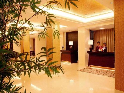 two people standing in a hotel lobby at Jin Jiang Nanjing Hotel in Nanjing