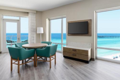 Televisyen dan/atau pusat hiburan di Hyatt Place Panama City Beach - Beachfront