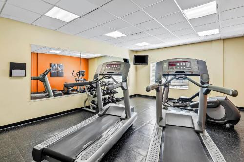 a gym with treadmills and elliptical machines at Country Inn & Suites by Radisson, Princeton, WV in Princeton