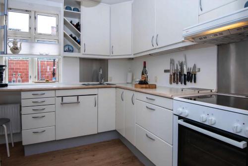 Cozy Central Located Townhouse In Nakskovにあるキッチンまたは簡易キッチン