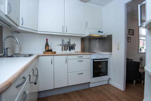 Cozy Central Located Townhouse In Nakskovにあるキッチンまたは簡易キッチン