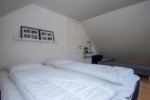 Cozy Central Located Townhouse In Nakskovにあるベッド