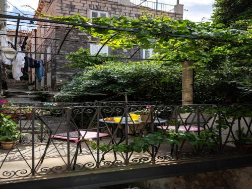 Apartment Taura - Studio Apartment with Balcony and Old City View