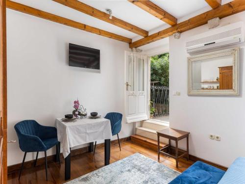 Apartment Taura - Studio Apartment with Balcony and Old City View