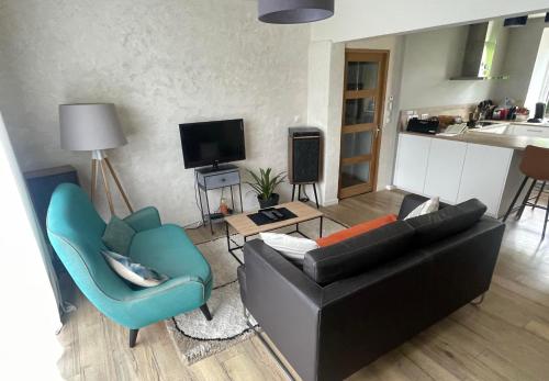 un salon avec un canapé et deux chaises dans l'établissement Le 139', à Quimper