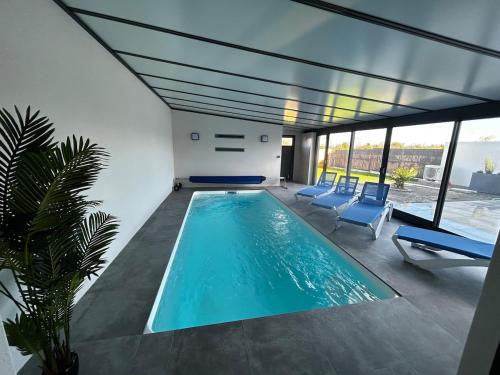 Villa récente avec piscine intérieure chauffée, 10 personnes