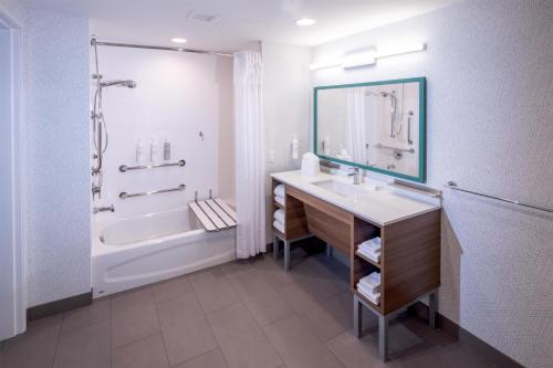 卡利斯佩尔Home2 Suites By Hilton Kalispell, Mt的带水槽、浴缸和淋浴的浴室