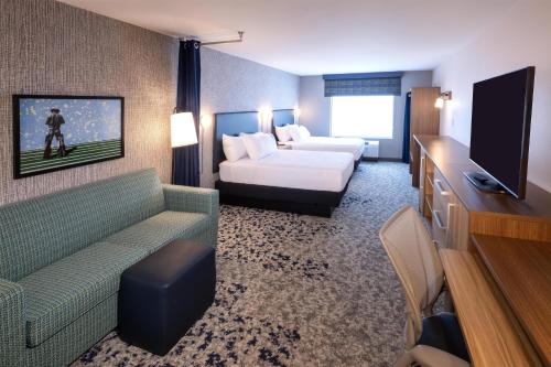 卡利斯佩尔Home2 Suites By Hilton Kalispell, Mt的配有床和沙发的酒店房间