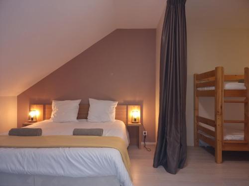 - une chambre avec un grand lit et une échelle dans l'établissement Le Nivelet - Duplex aux pieds des pistes toute l'année, à La Féclaz