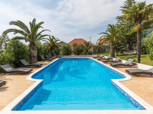 Bazén v ubytování Scenic Holiday Home in Bibinje near Sea nebo v jeho okolí