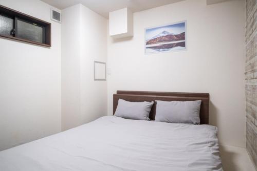 3ベッドルームとリビング 4部屋全て個室 混まない2つのシャワールームとトイレ 東新宿駅2分8名