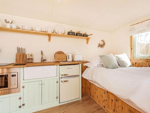 a kitchen with two beds and a sink in a room at Woodside Hut 1 - Uk36105 in Auchterneed