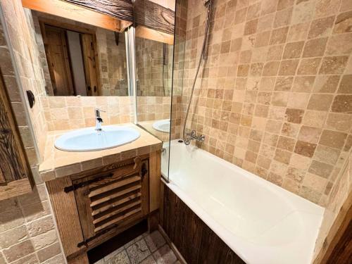 une salle de bain avec un lavabo et une baignoire dans l'établissement Résidence Necou - Studio avec lit clos savoyard au bord des pistes MAE-5374, aux Menuires