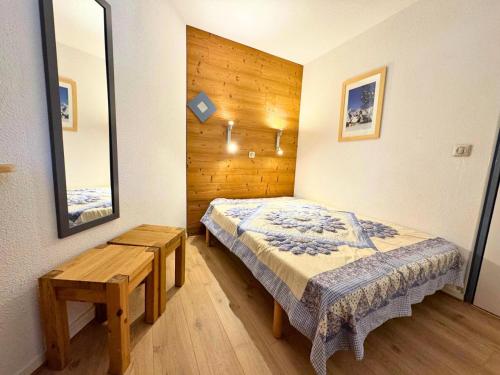 une chambre avec un lit et une table dedans dans l'établissement Résidence Necou - Appartement charmant pour 5 ski aux pieds MAE-4904, aux Menuires