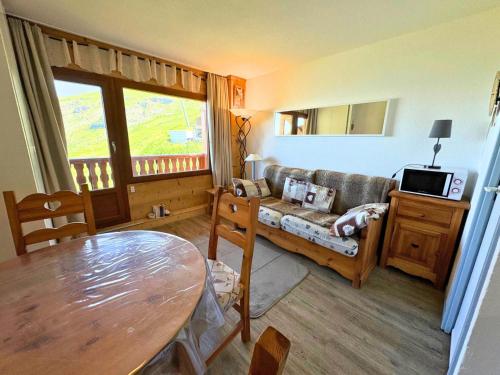 un salon avec un canapé et une table dans l'établissement Résidence Necou - Charmant appartement 3 pers aux Menuires au pied des pistes MAE-5864, aux Menuires