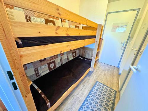 un lit superposé vide dans un dortoir avec couloir dans l'établissement Résidence Necou - Charmant appartement 3 pers aux Menuires au pied des pistes MAE-5864, aux Menuires