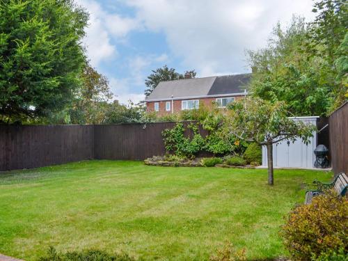 a yard with a fence and a house at Crescent By The Sea in Newbiggin-by-the-Sea