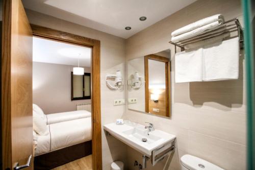 擻莫的住宿－Hotel Meve，一间带水槽、卫生间和镜子的浴室
