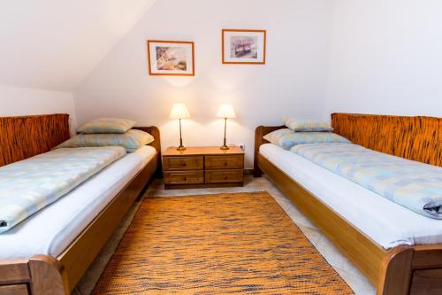 A bed or beds in a room at Friskó Panzió