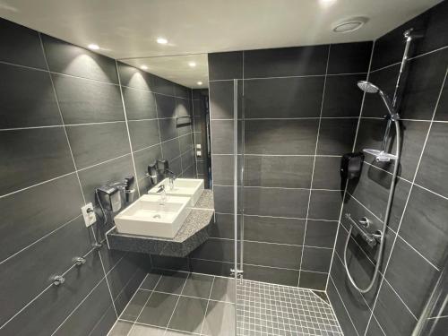 a bathroom with a sink and a shower at Gausta Sportell in Gaustablikk