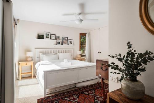 En eller flere senge i et værelse på Blue Mist Hideaway