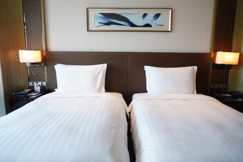 Postel nebo postele na pokoji v ubytování Crowne Plaza Dalian Sports Center by IHG