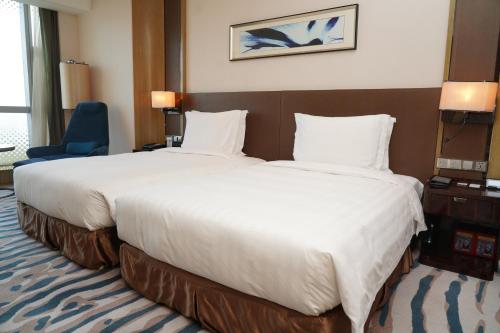 Postel nebo postele na pokoji v ubytování Crowne Plaza Dalian Sports Center by IHG
