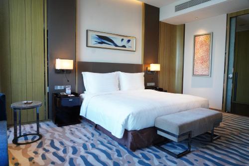 Postel nebo postele na pokoji v ubytování Crowne Plaza Dalian Sports Center by IHG