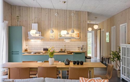 eine Küche und ein Esszimmer mit Tisch und Stühlen in der Unterkunft Lovely Home In Rørvig With Sauna in Rørvig