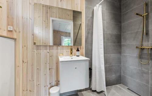 Ein Badezimmer in der Unterkunft Lovely Home In Rørvig With Sauna