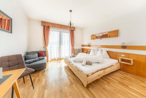 Una cama o camas en una habitación de Pension Hatzis