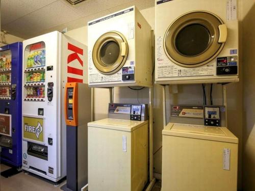 a room with two microwaves and two machines at APA Hotel Nishimaizuruekimae in Maizuru