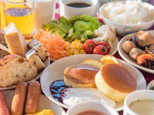 a table with plates of breakfast foods and drinks at Hamanako Lake Side Plaza in Hamamatsu