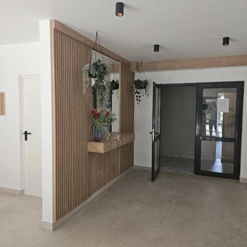 a hallway with a door and a flower vase at Apartament Rasnov VMP Free parking in Râşnov