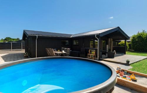 Πισίνα στο ή κοντά στο Gorgeous Home In Hadsund With Wifi