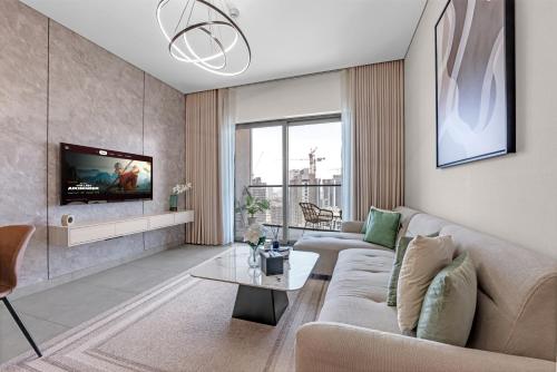 Relaxing 1BR w Maids room Minutes to Dubai Mall by Vibel