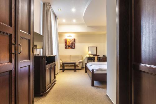 Una cama o camas en una habitación de Wellness Hotel Gondola