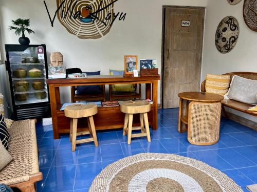 a store with tables and stools in a room at Villa Kayu in Gili Air
