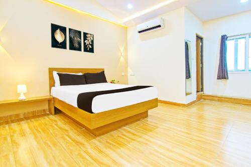 a bedroom with a bed in a room at Super Townhouse Melody Mings in Upal