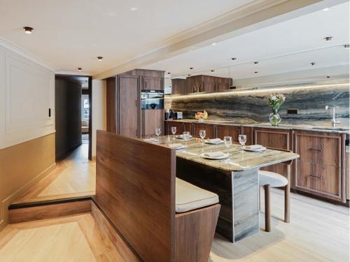 - une cuisine avec un bar avec des verres à vin dans l'établissement Merveil Luxury Suite - Eiffel Tower terrasse, à Paris